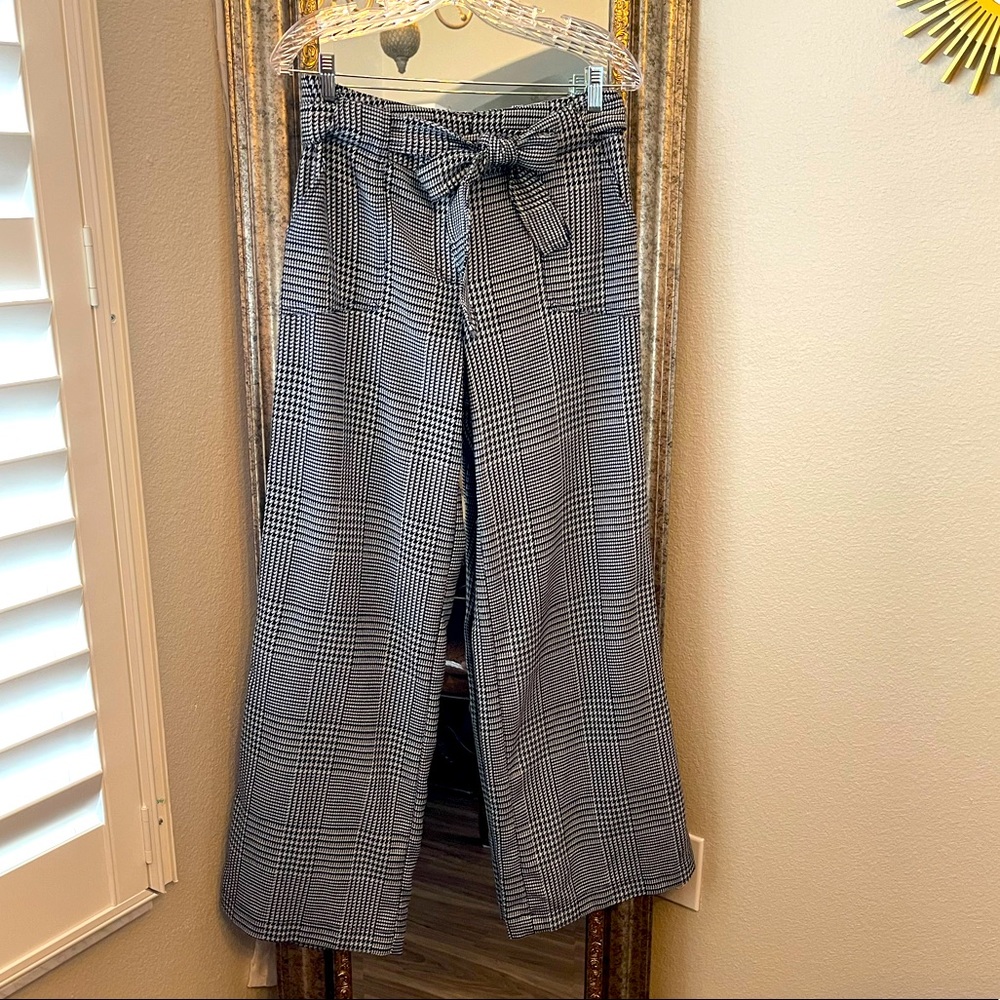 NY&Co Woman’s black & white wide leg dress pants.
